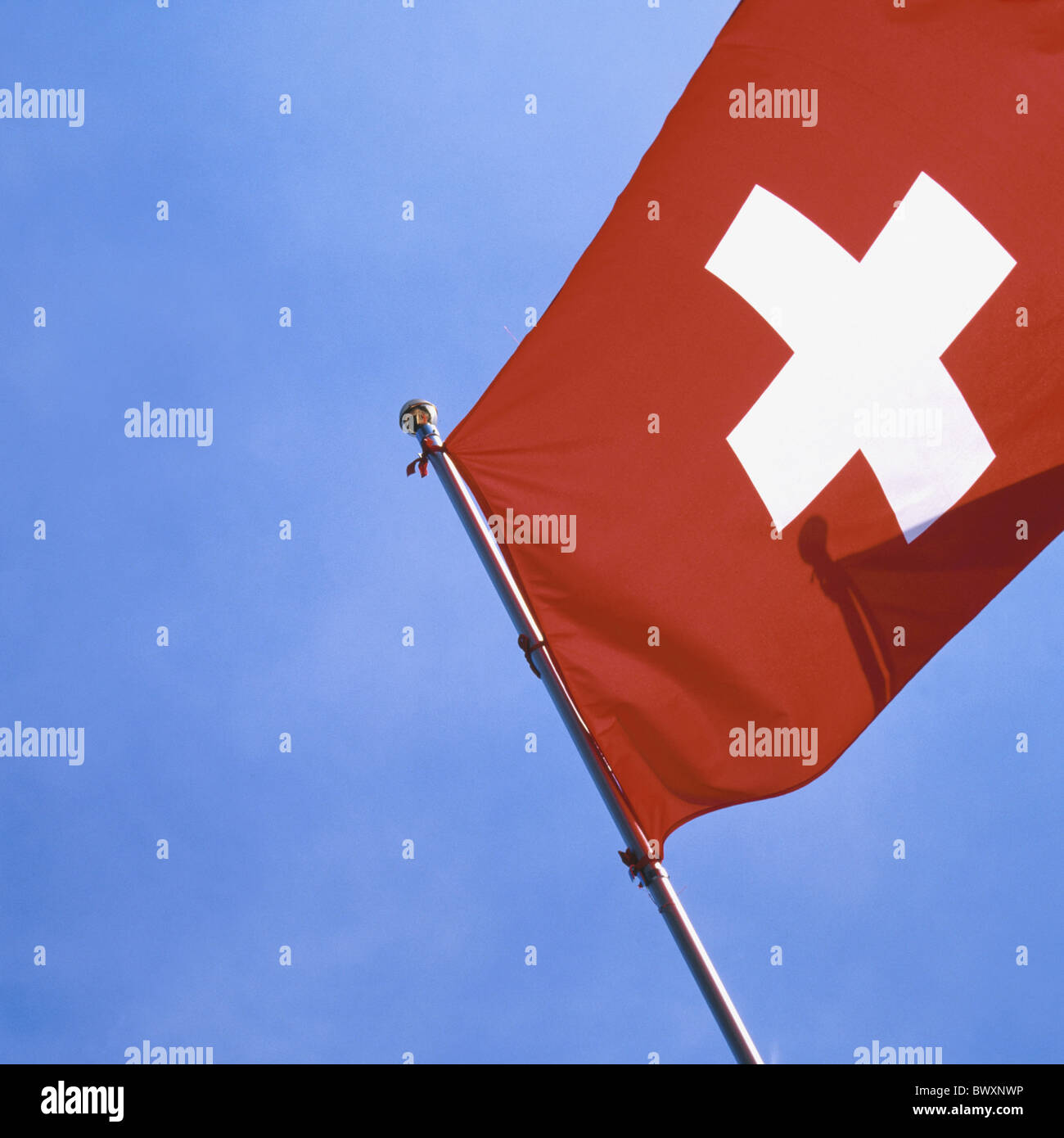 blauer Himmel Schweizer Flagge Banner weht der Schweiz Europa-Flagge Stockfoto