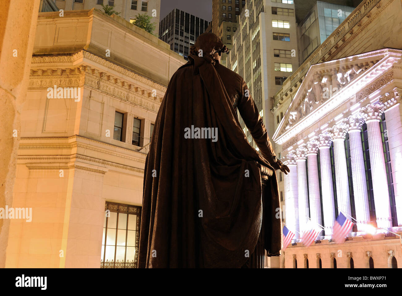 Wall Street in Lower Manhattan gesehen hinter der Statue von George Washington in der Federal Hall in New York, New York, USA. Stockfoto