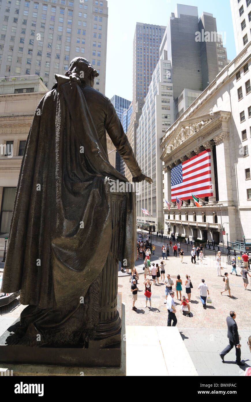 Die historischen Wall Street in New York York Stadt von Federal Hall mit Blick in Richtung der New York Stock Exchange. 12. Juli 2010. Stockfoto