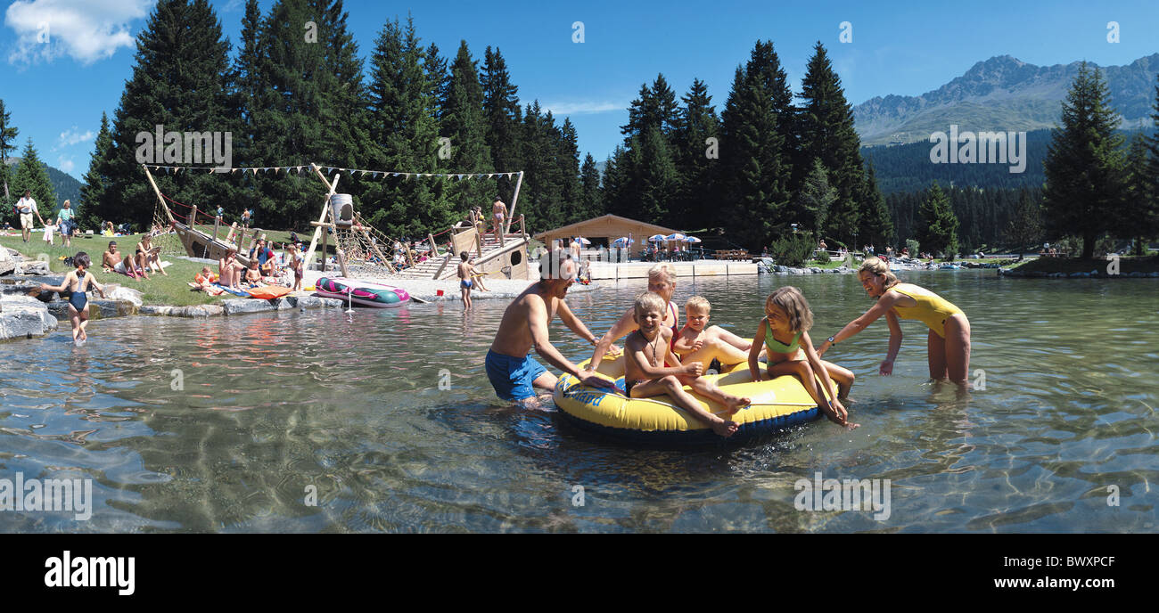 Boot am Meer Resort Familie Außenpool Graubünden Graubünden elastische Boot Heidsee Lenzerheide Lido Stockfoto