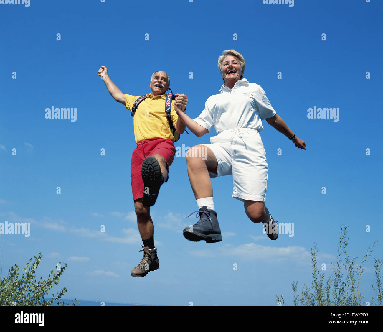 Fitness Übersicht Fit Lachen Kapern Sprung paar paar See Sea Chefs aktiv Senioren-Ufer Stockfoto