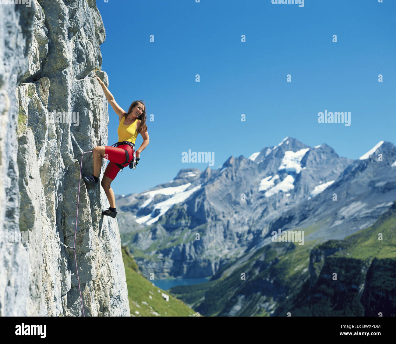 Klettern Sport Blick in der Nähe von Kandersteg sport Berge Bergsteigen Kanton Bern Rock Cliff Frau kostenlose clim Stockfoto