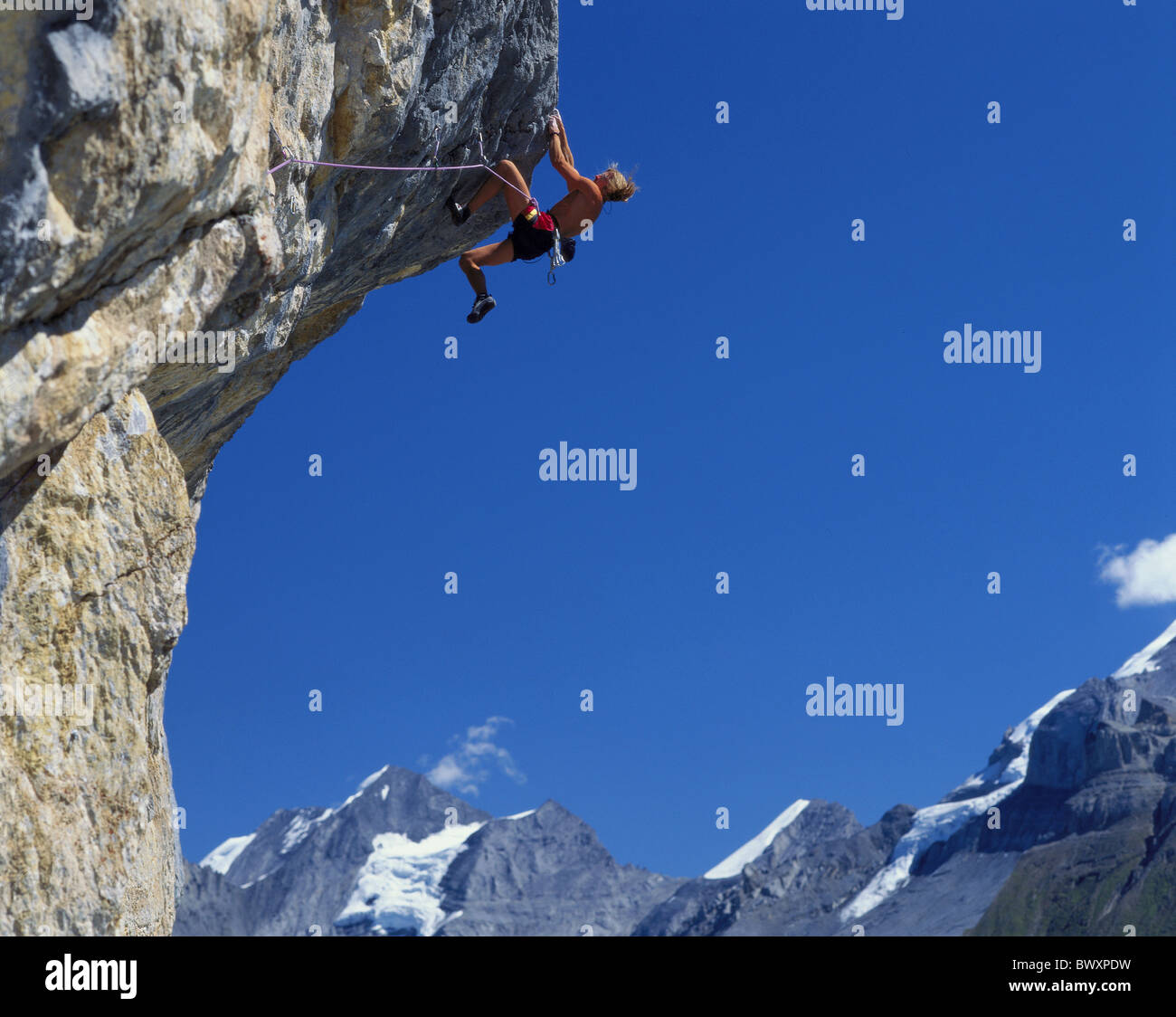 Sport in der Nähe von Kandersteg Berge Klettern Bergsteigen sport Kanton Bern Klippe Frau frei klettern Stockfoto