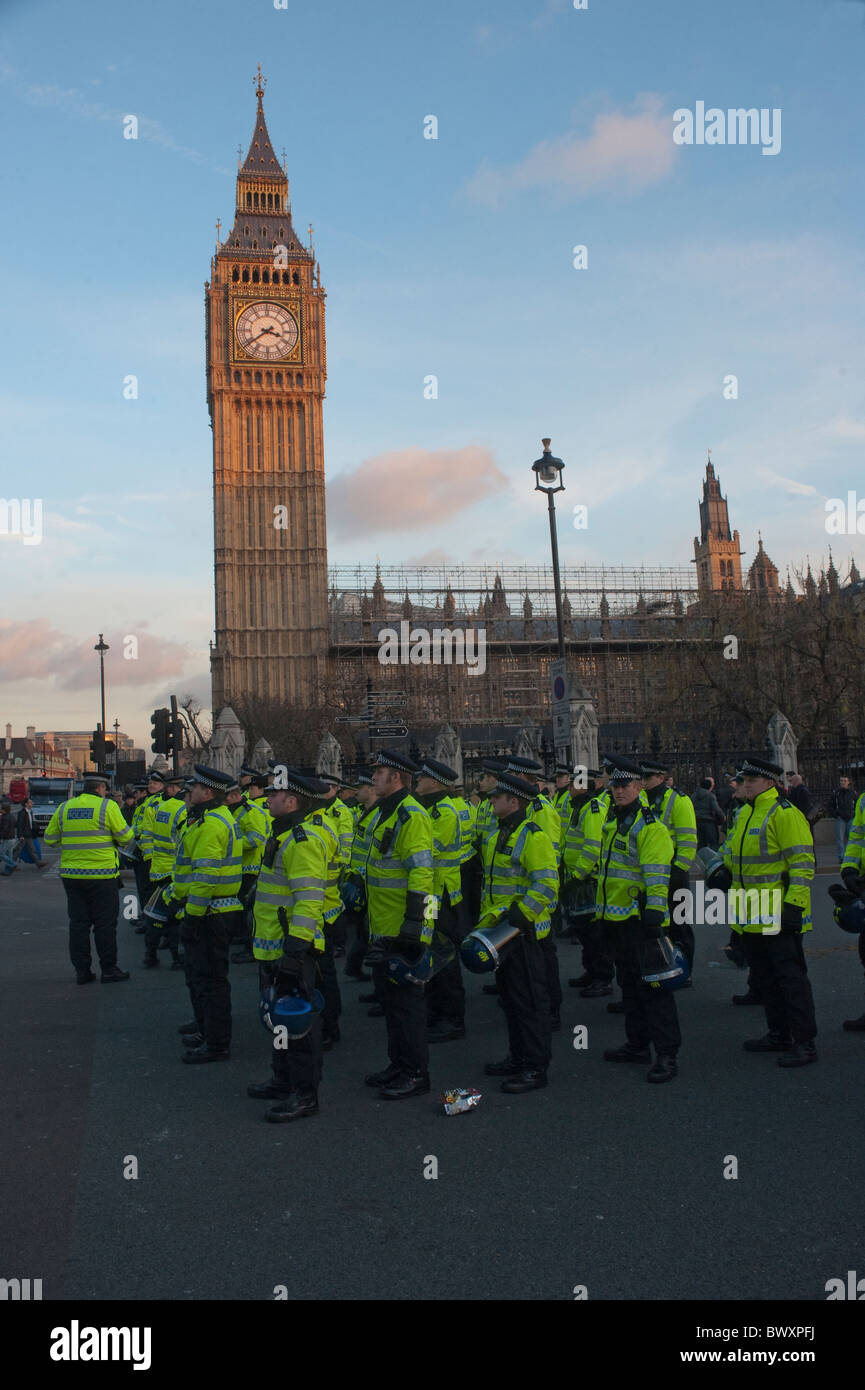 Polizisten schützen den Houses of Parliament während einer Demonstration von Studenten in London. Stockfoto