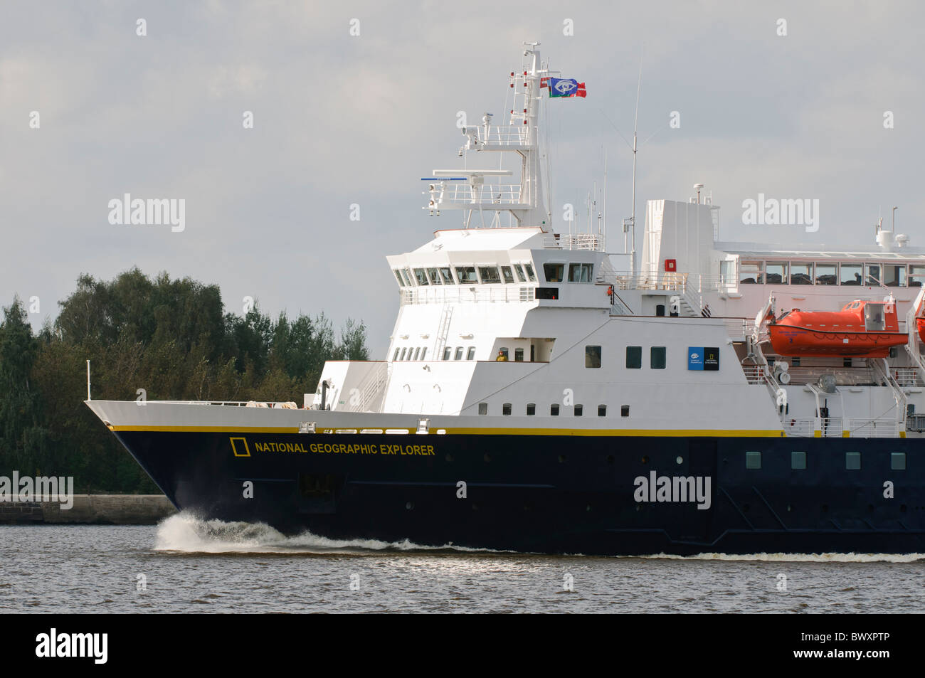 National Geographic Explorer im Fluss Daugava Stockfoto