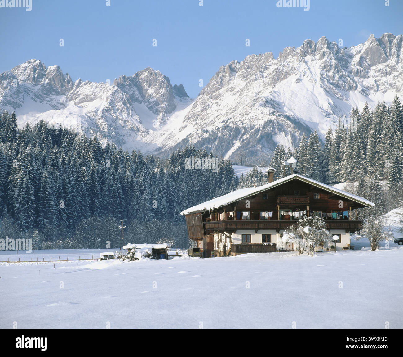 Bauernhaus Haus Hause hölzernen Überbau Kitzbühel Österreich Europa Tirol Wilder Kaiser winter Stockfoto