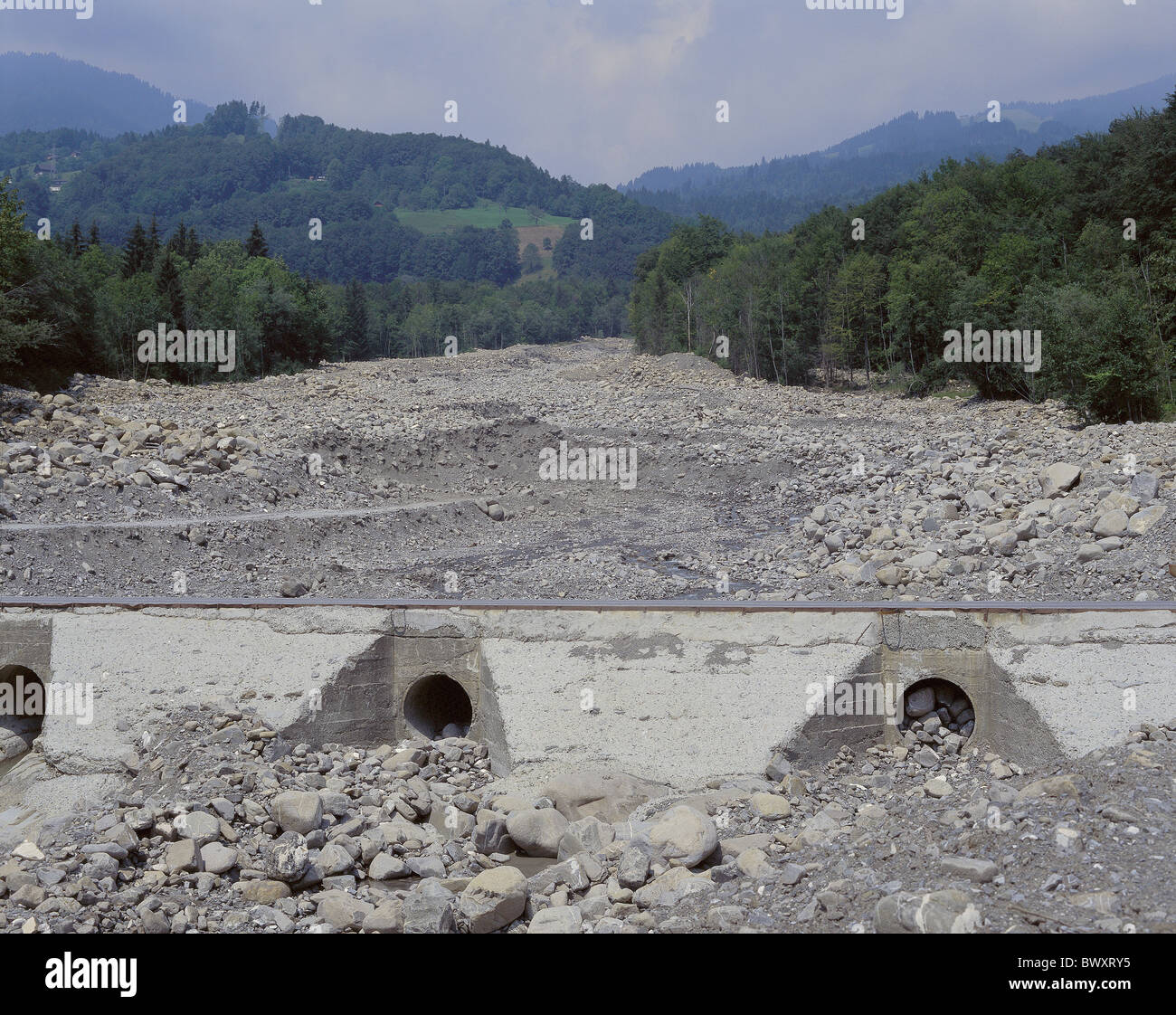 Flut Mure Erdrutsch Kanton Obwalden Schweiz Europa Bachbett rockt Wilen  Giswil Land Folie Stockfotografie - Alamy