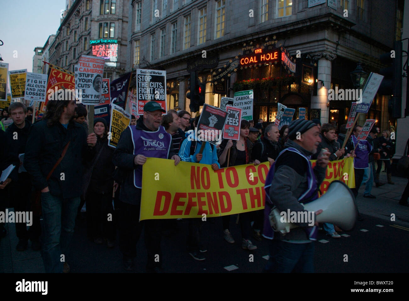 Studenten protestieren in London zur Downing Street gegen den Anstieg der Studiengebühren und Sparpolitik Kürzungen. Stockfoto