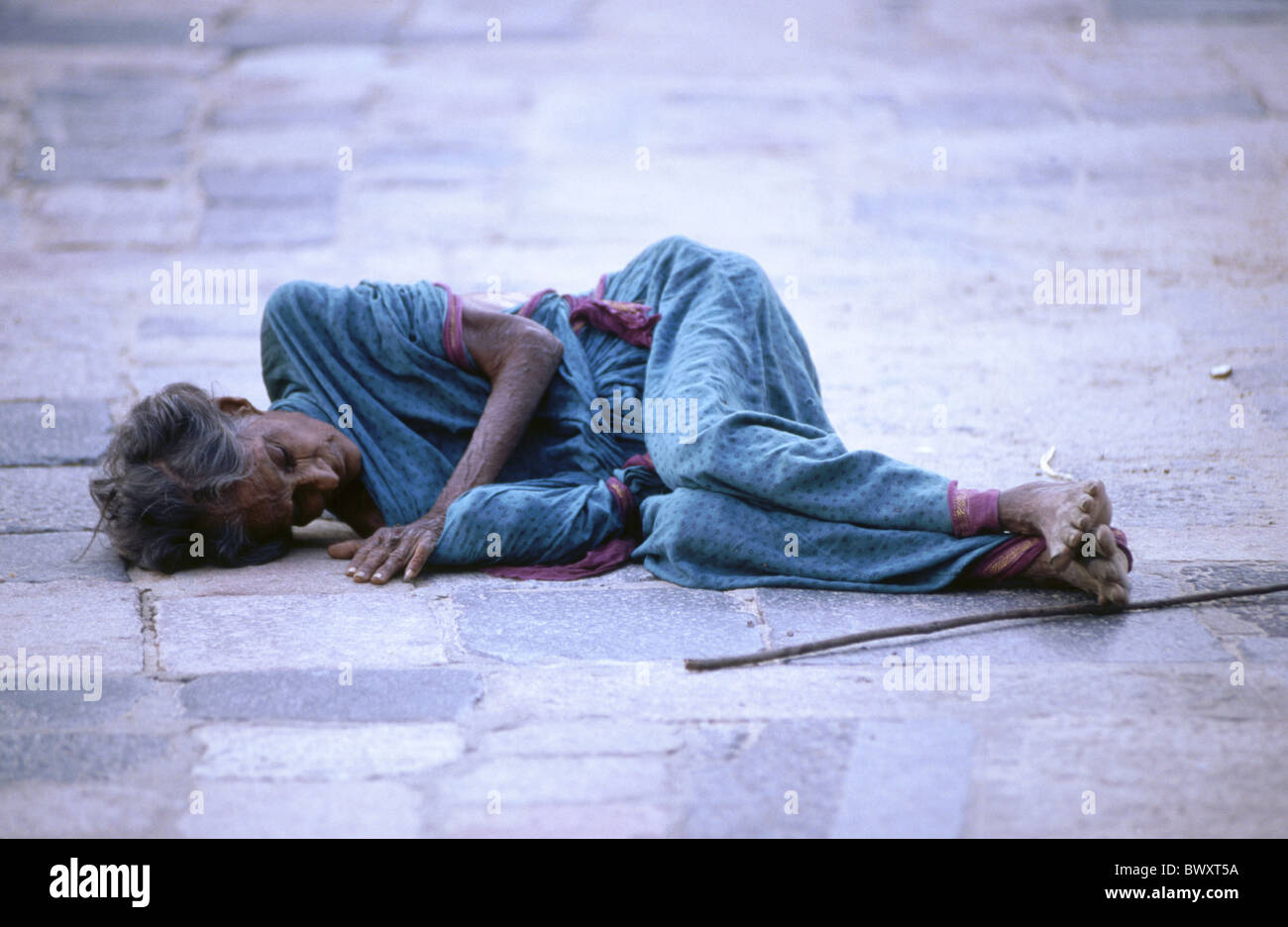 alte Frau Armut Boden unten Elend Elend Indien Asien leben liegen Natarja Tempel schlafenden Tamil Nadu n Stockfoto