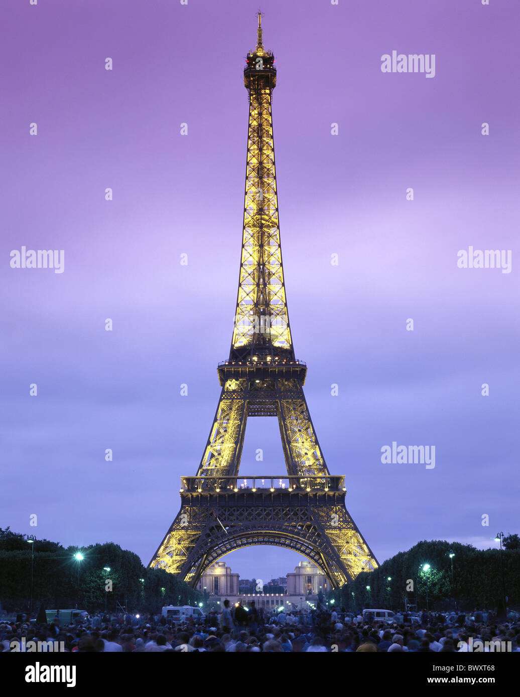 Eiffel-Turm Wahrzeichen France Europe lila Himmel in der Nacht Paris Rasen sitzen Zuschauer Beleuchtung Stockfoto