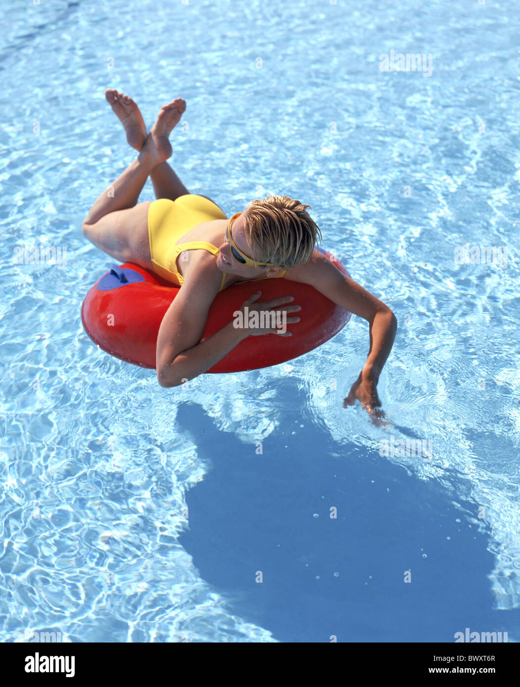 Baden Pool Sommer Ferien Urlaub Frau gelben Badeanzug elastic-Reifen nehmen es einfach entspannen rot Baden Stockfoto