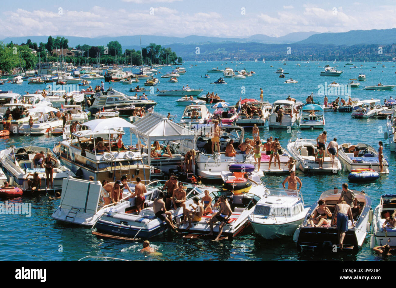 1999-Boote Menschen kein Model Release Partei Schweiz Europa See Meer Streetparade Fête Partystadt Stockfoto
