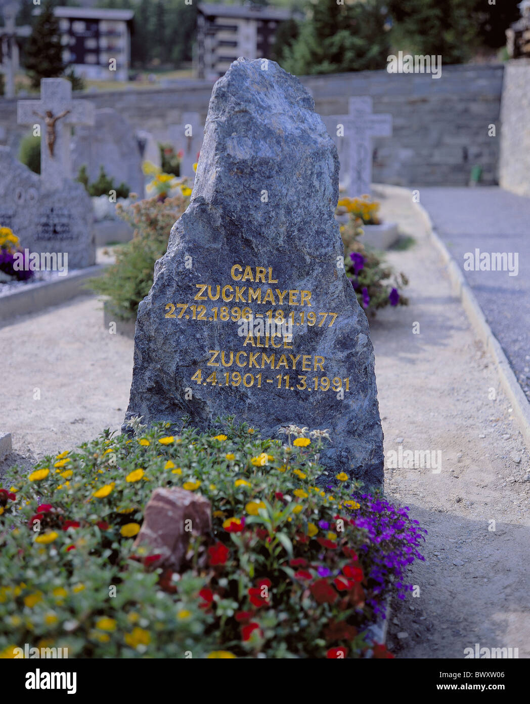 Friedhof-Grabstein von Alice und Carl Zuckmayer Blumen Schweiz Europa  Wallis Saas Fee Stockfotografie - Alamy