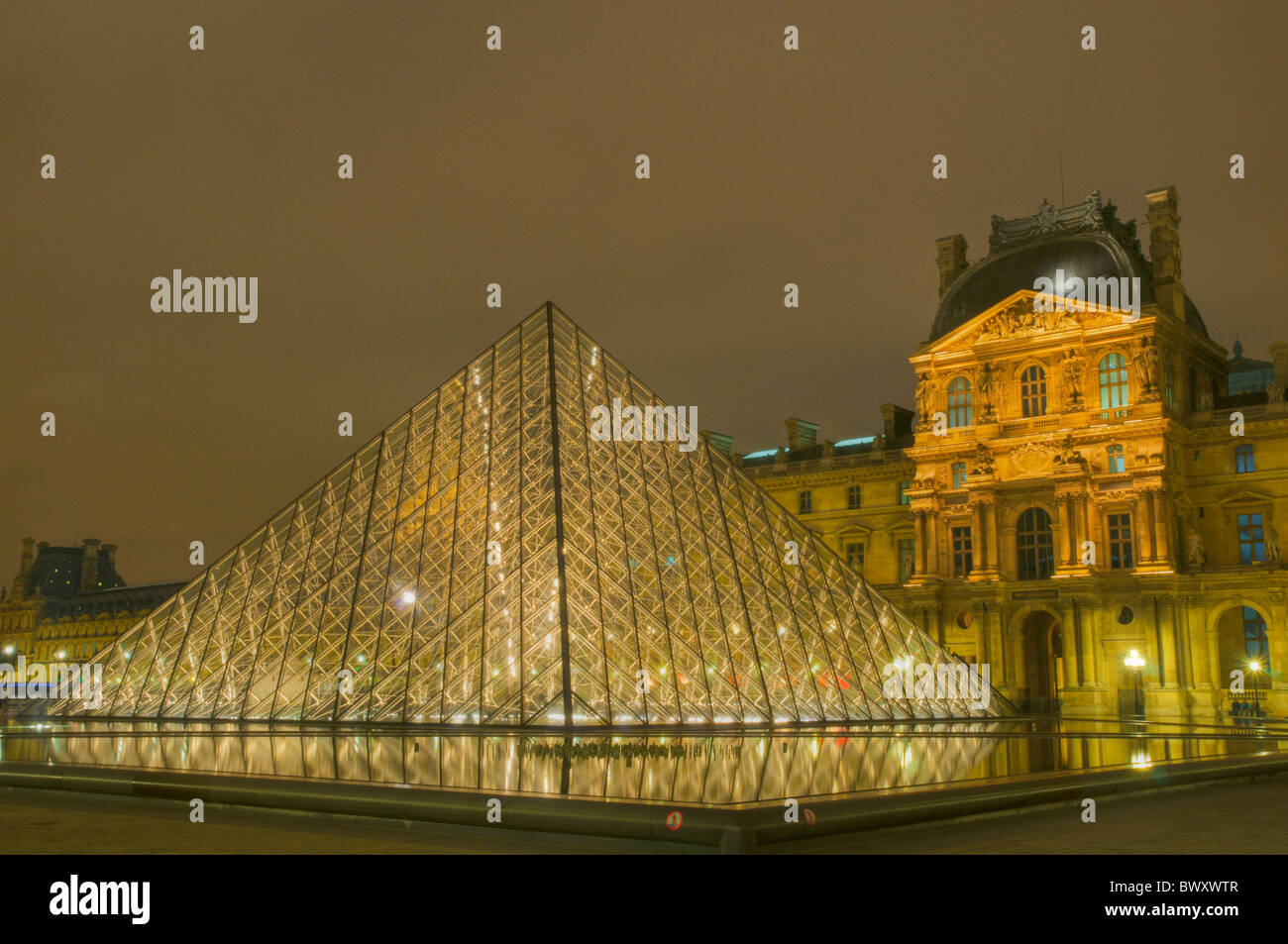 Louvre bei Nacht Stockfoto