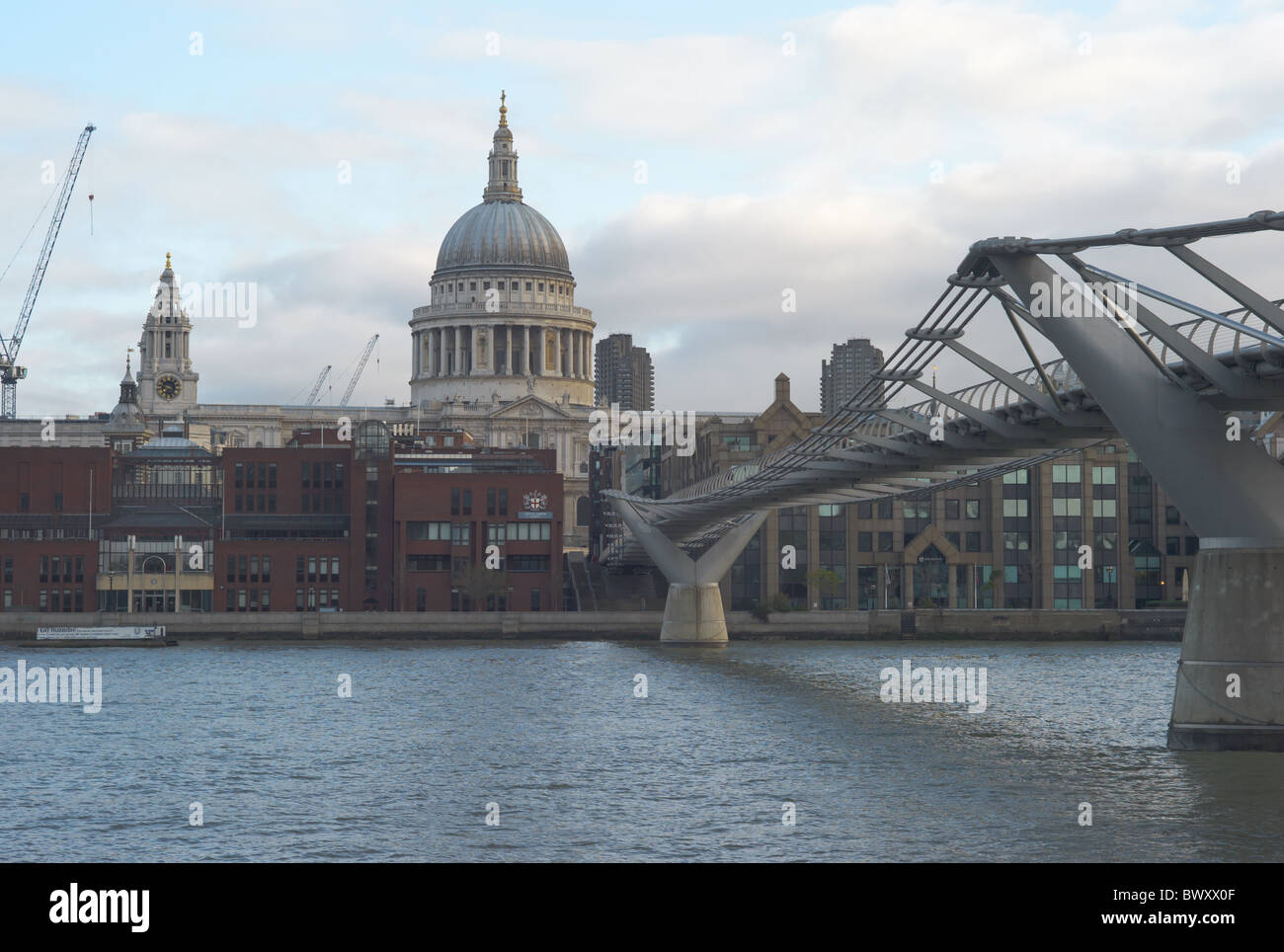 Die Londoner Millennium Fußgängerbrücke, die Themse Kreuzung mit der St. Paul's Cathedral in der Ferne in London, England, UK. Stockfoto