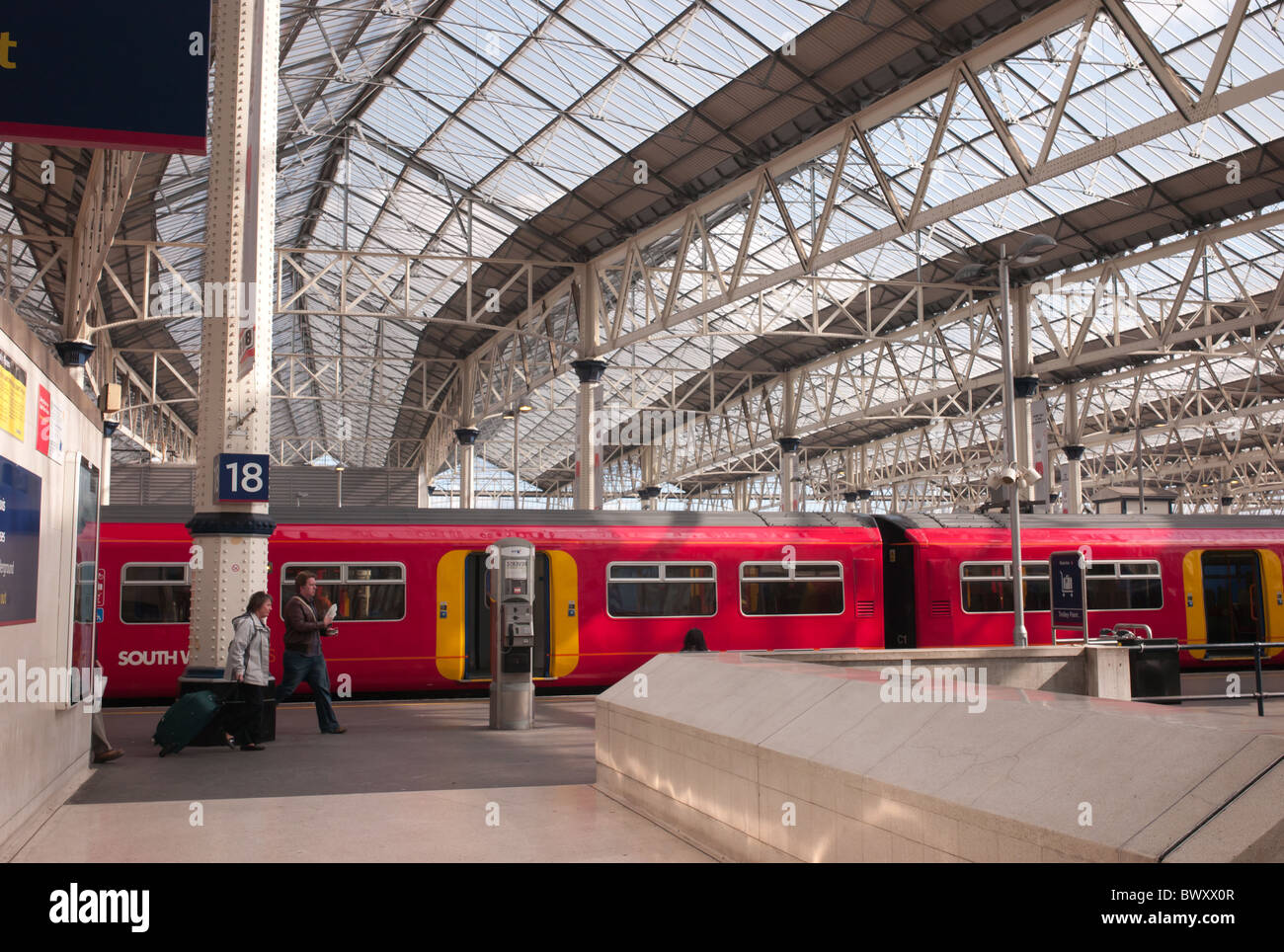 Passagiere gehen ihren South West Trains Personenzug am Anschluss 18 am Bahnhof London Waterloo in Lambeth, London, England, UK. Stockfoto