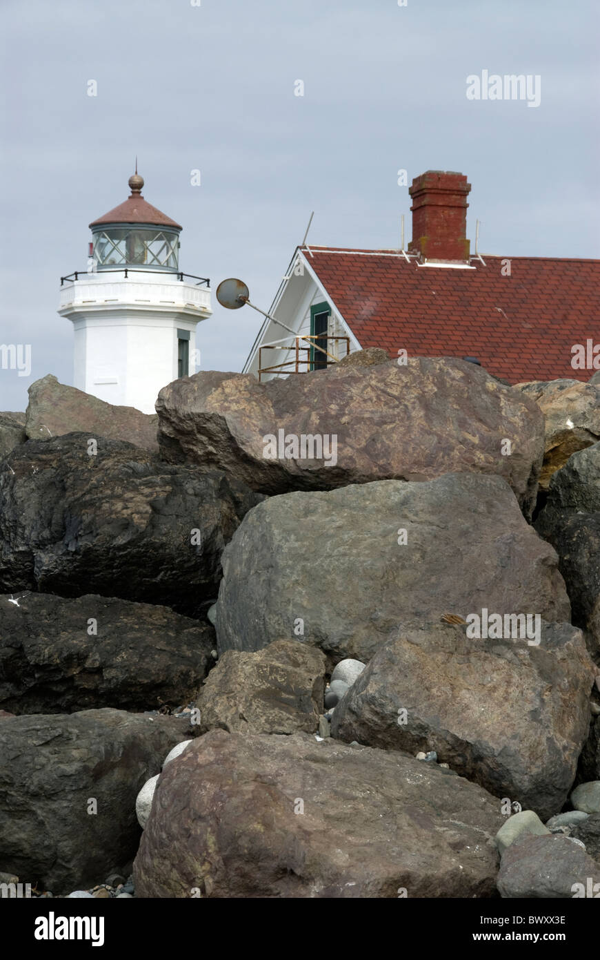 Untiefen vor Punkt Wilson Leuchtturm am Fort Nordworden State Park im Staat Washington, USA. Stockfoto