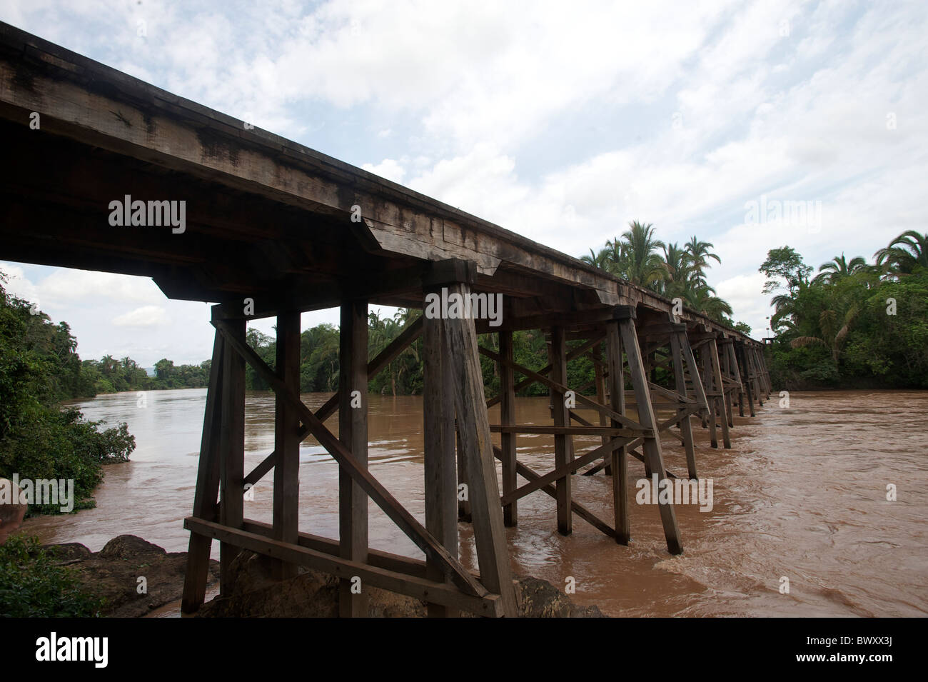 Hölzerne Brücke über den Rio Cuiabazinho, Mato Grosso, Brasilien Stockfoto