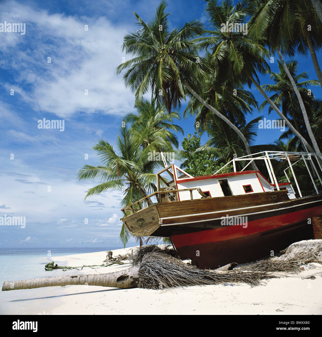 Kuda Bandos gestrandeten Schiff Malediven Indischer Ozean Palmen Strand Meer Stockfoto