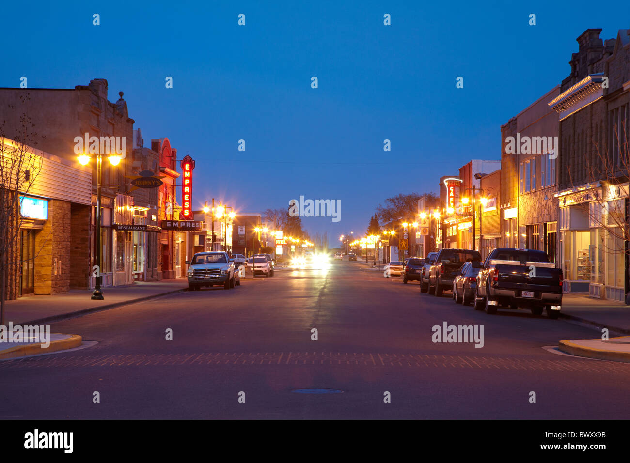 Main Street in der Abenddämmerung, Fort MacLeod, Alberta, Kanada Stockfoto