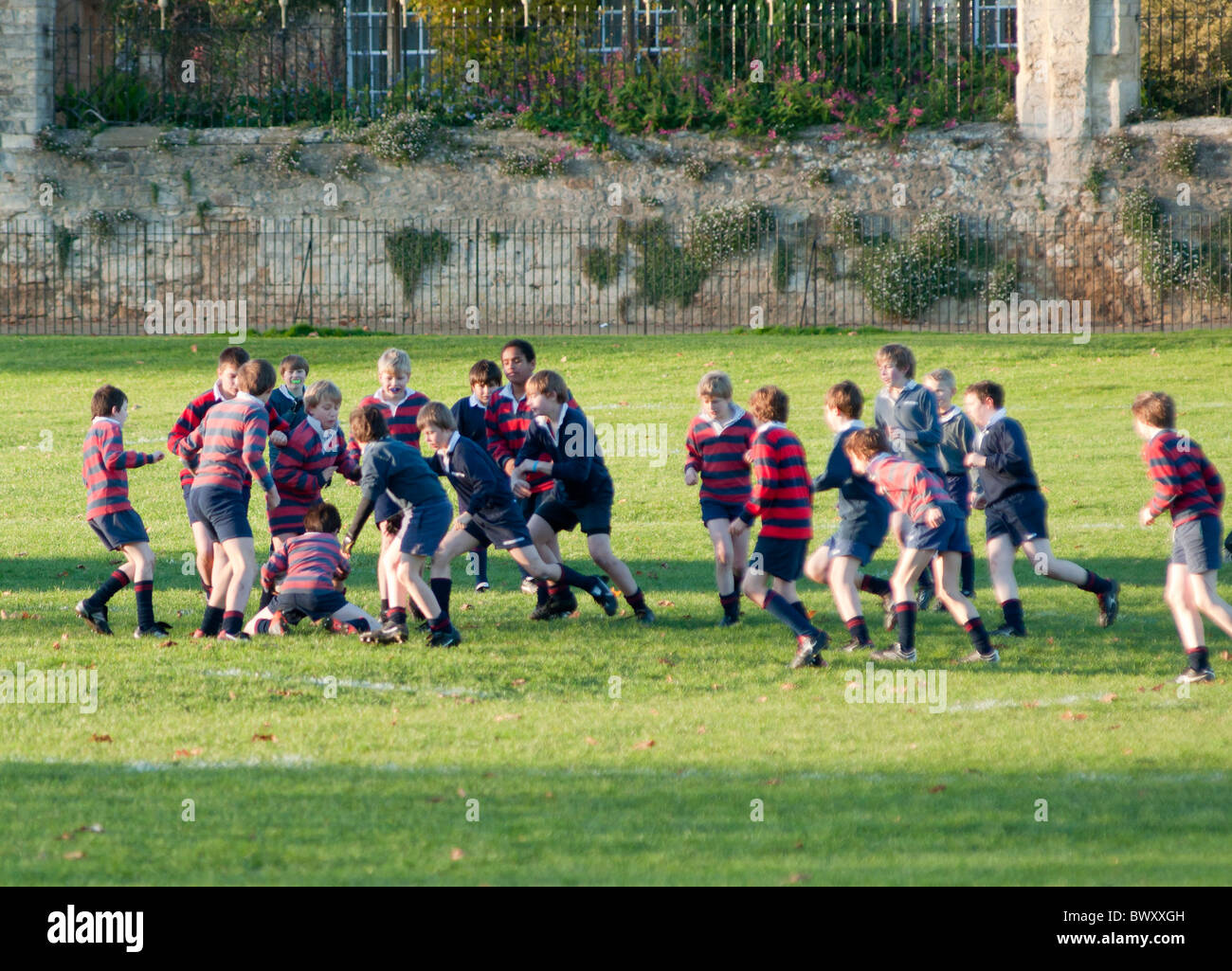 Schulkinder spielen Rugby am Merton College Felder. Oxford University Press; England Stockfoto