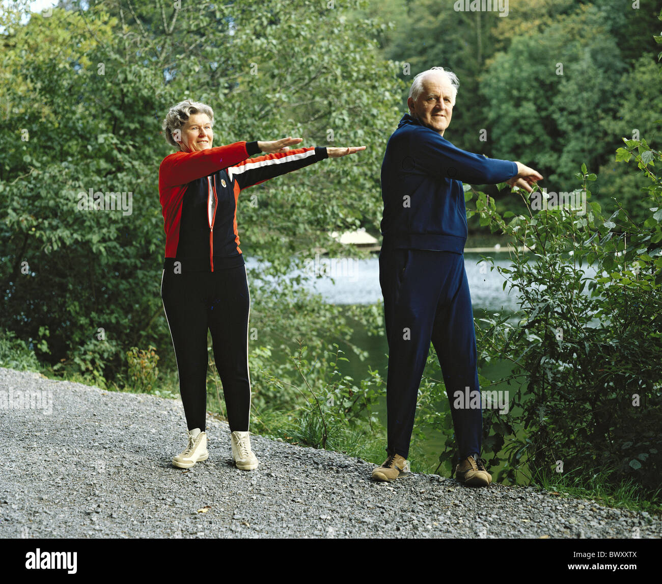 aktive Gymnastik Fitness außerhalb Übungen joggen Sport jogging Senioren paar  paar Trainingsanzug Stockfotografie - Alamy