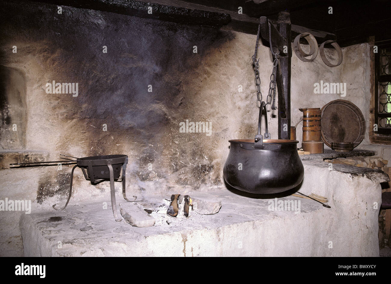 Haus im historischen La Chaux de Fonds Garten Kamin Wasserkocher Geschirr Kesselausrüstung Zuhause alte Swit Stockfoto