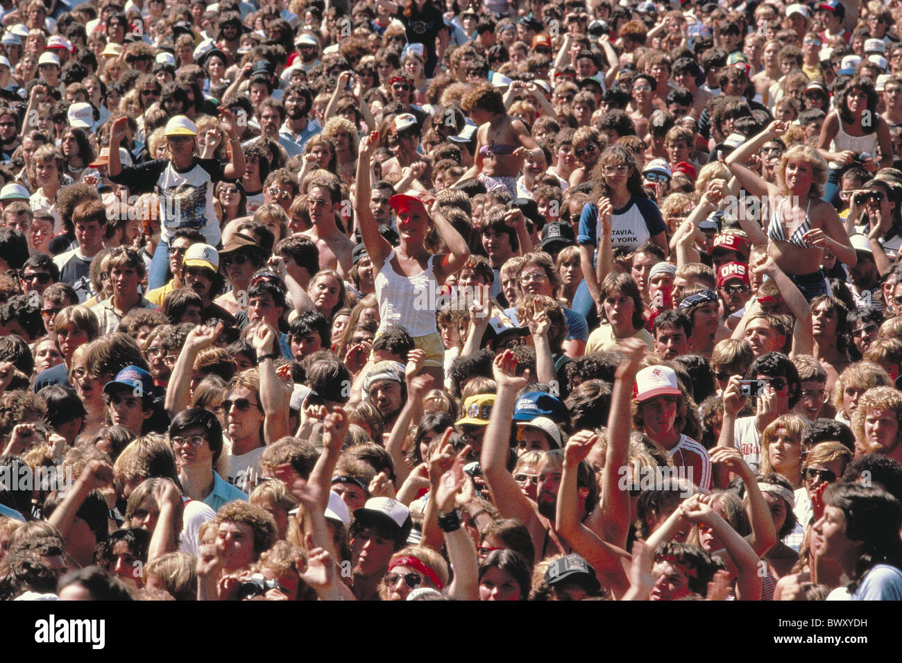 erhobenen Armen Fans Hämmern Konzert Musik Massen Rock Konzert Zuschauer Stockfoto