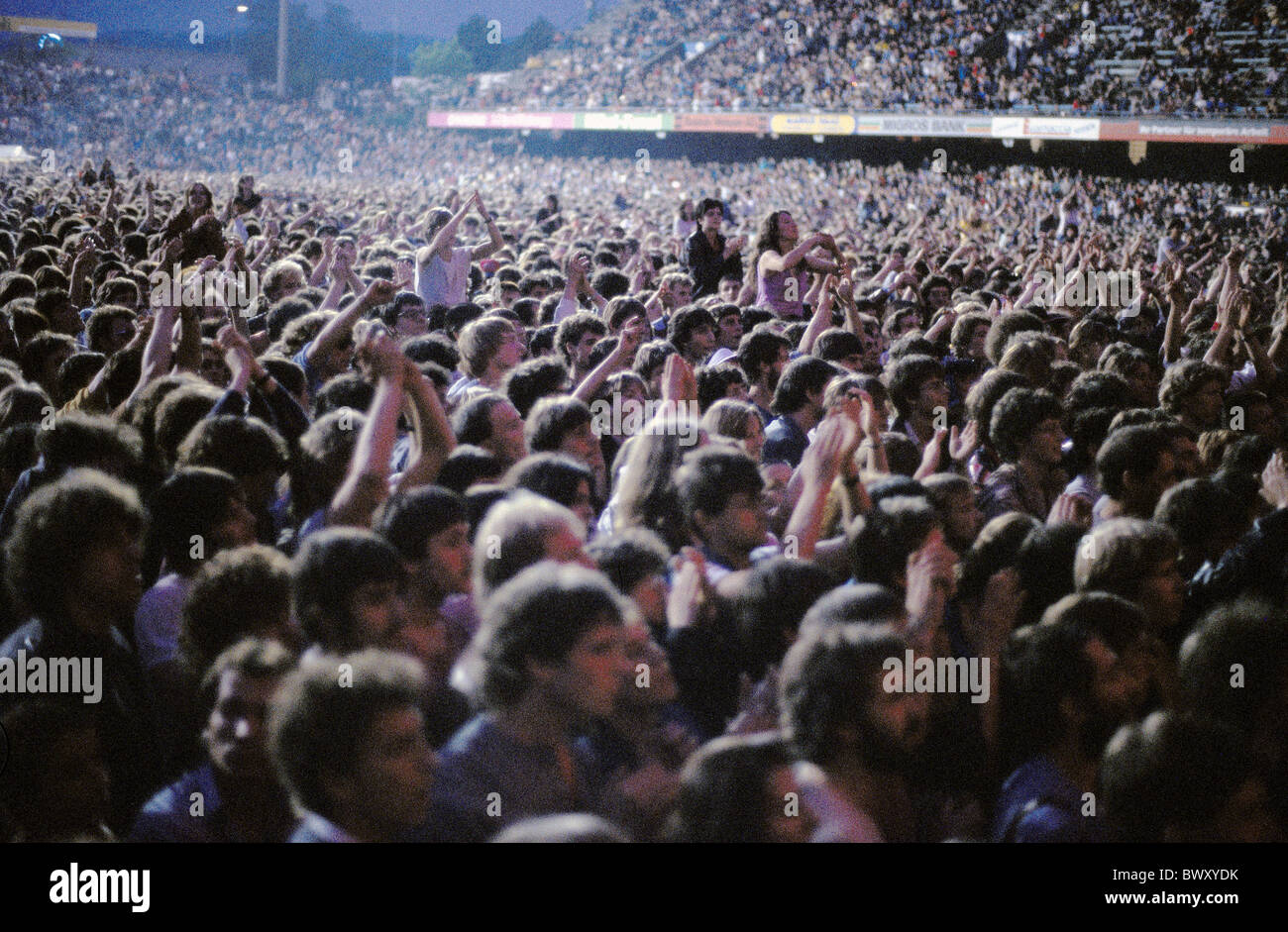 Zuschauer Massen Maßnahmen rock Konzert Fans erhobenen Arme Menschen Schar von Menschen Konzertmusik Hämmern Stockfoto