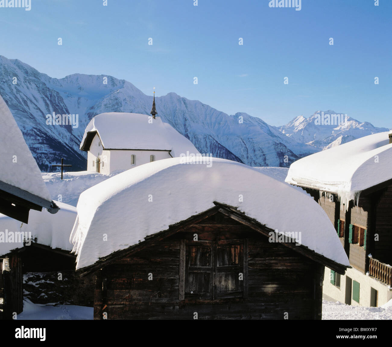 Gebirge beherbergt Bettmeralp Häuser Kirche Landschaft Schweiz Europa Tal Walliser winter Stockfoto