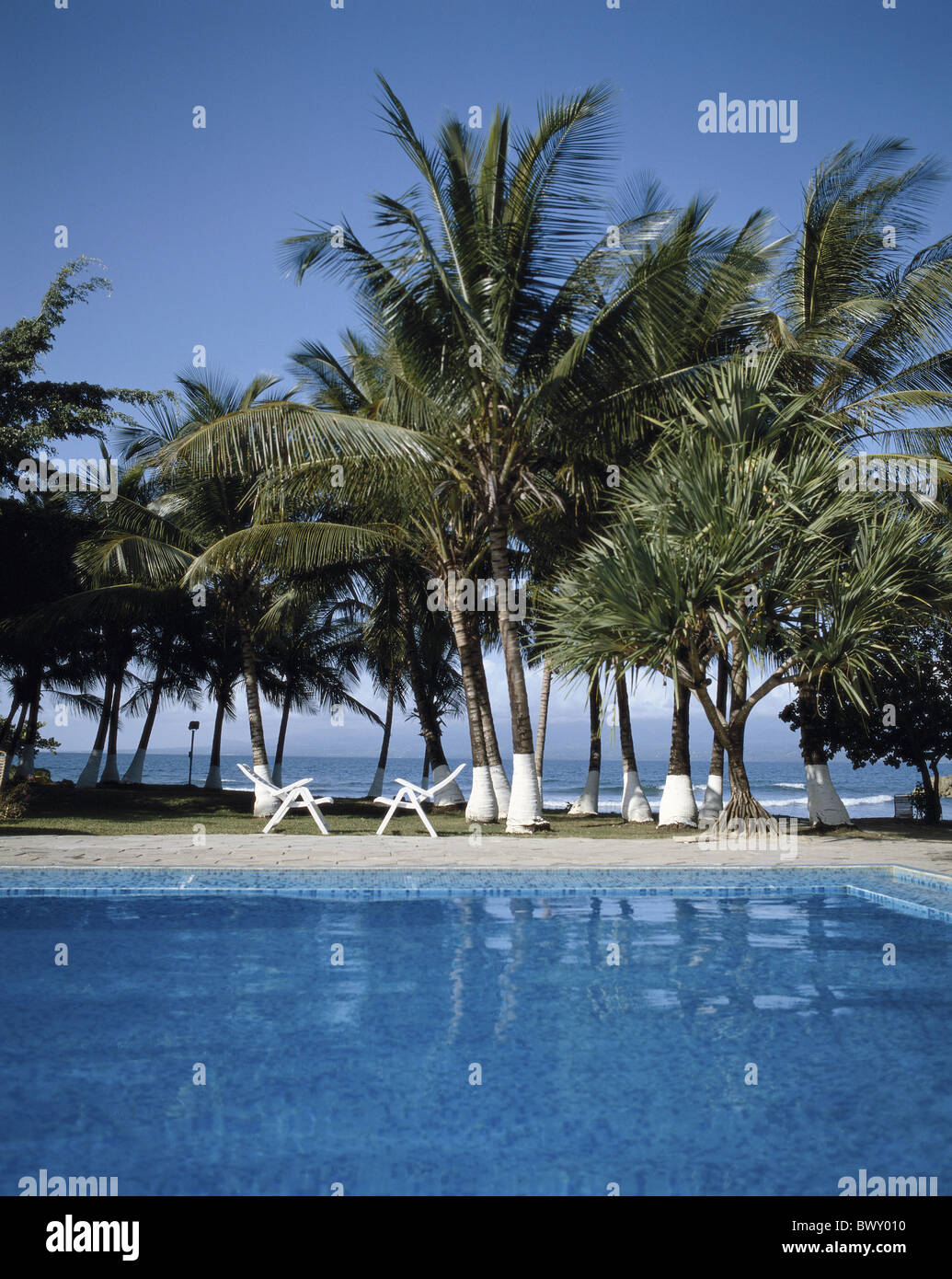 Guadeloupe Karibik Hotel Liegestühle Meer Palmen Swimmingpool pool Stockfoto
