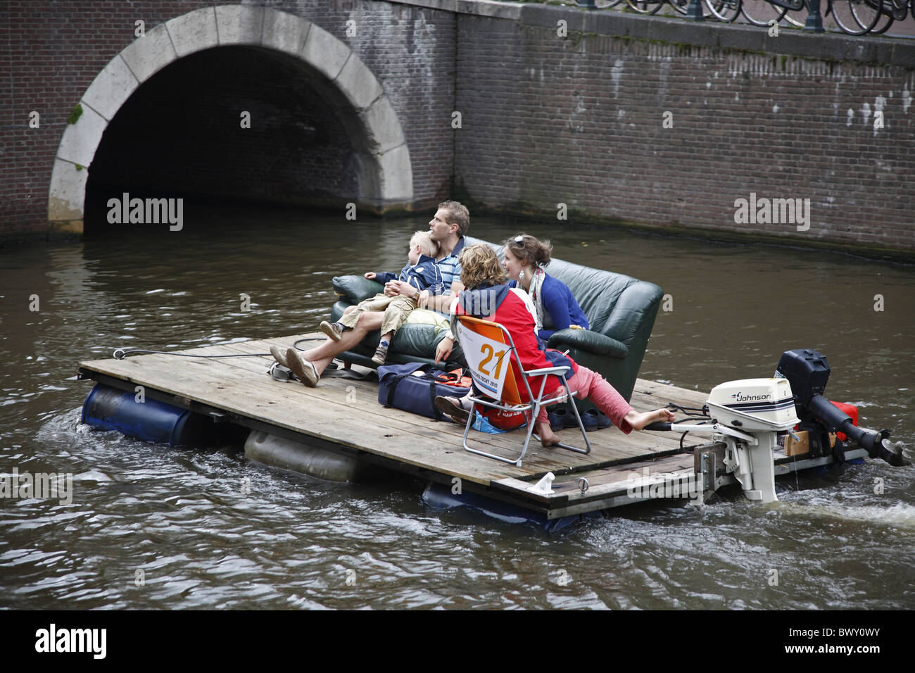 Amsterdam-Sofa Auf Holzbohlen Mit Außenbordmotor hausgemachte Boot  Stockfotografie - Alamy