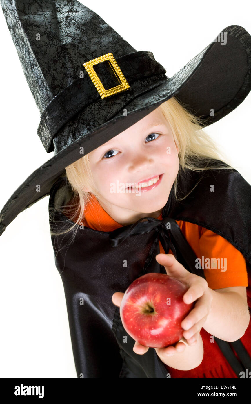 Porträt eines Mädchens in Hexe Kostüm und roten Apfel in Händen  Stockfotografie - Alamy