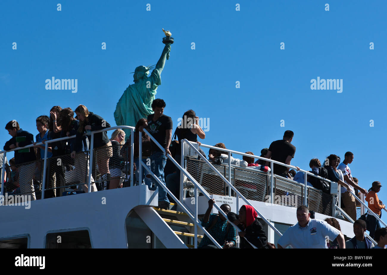 USA, New York, ein Touristenboot in Liberty Island Stockfoto