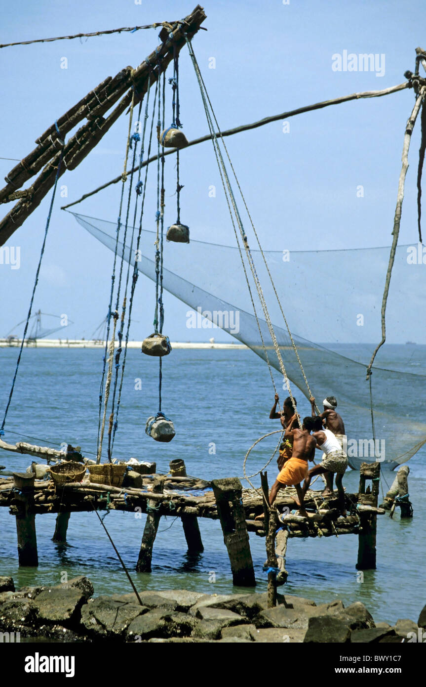 Kerala, Indien - schleppen chinesischer Fischer Netze, Kochi, Kerala, Indien. Stockfoto