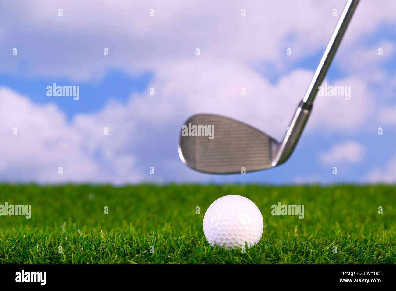 Surface Level Foto eines Eisen Golf Clubs in Mitte Gange, etwa um einen Ball auf dem Fairway zu schlagen. Stockfoto