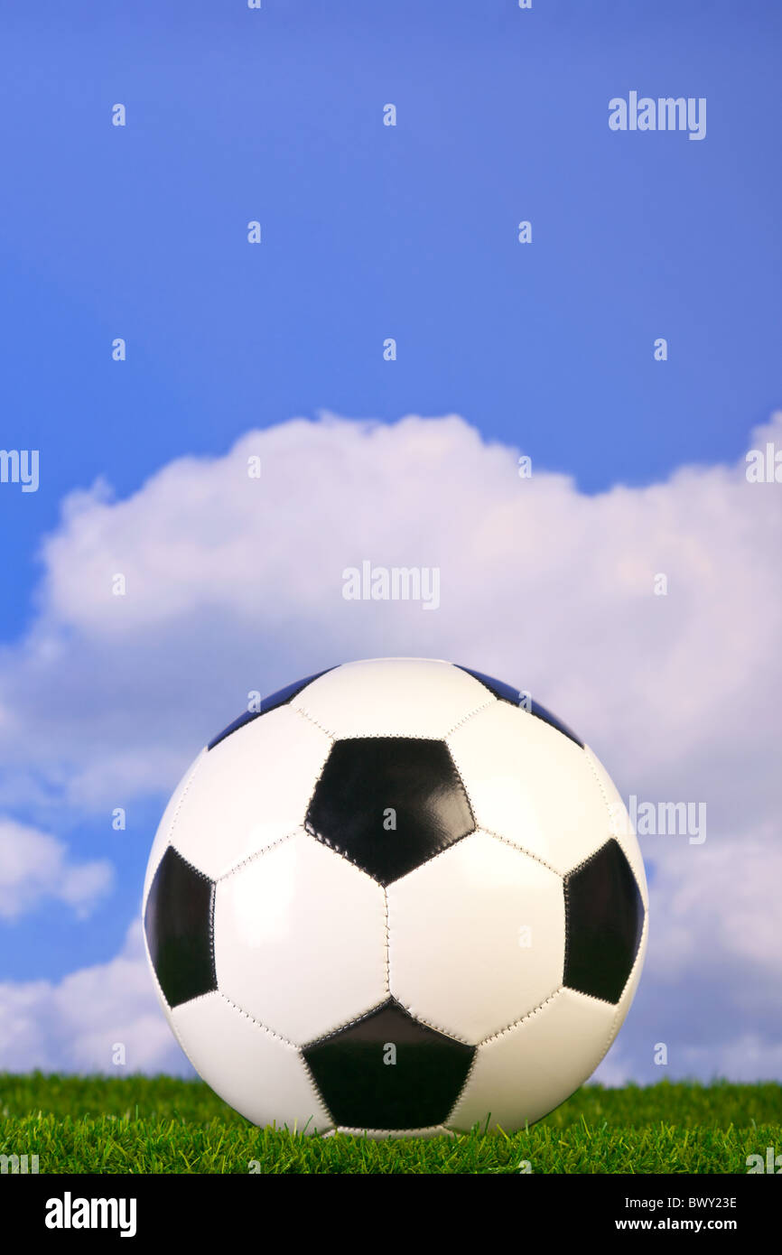 Foto von einem Fußball auf dem Rasen mit Himmelshintergrund. Stockfoto
