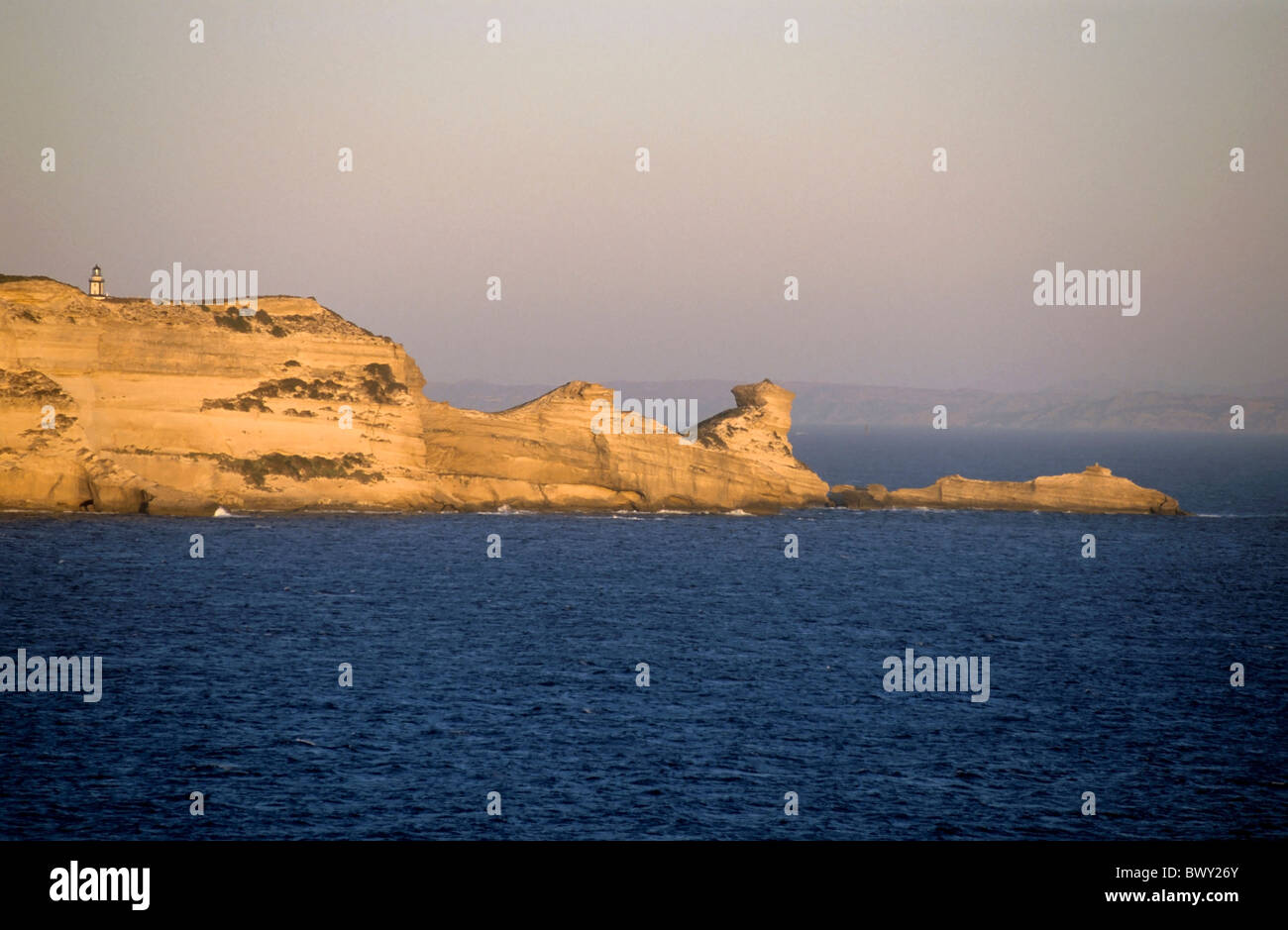 Kalkhaltigen Felsen gesehen über das blaue Mittelmeer bei Sonnenuntergang, Bonifacio, Korsika, Frankreich. Stockfoto