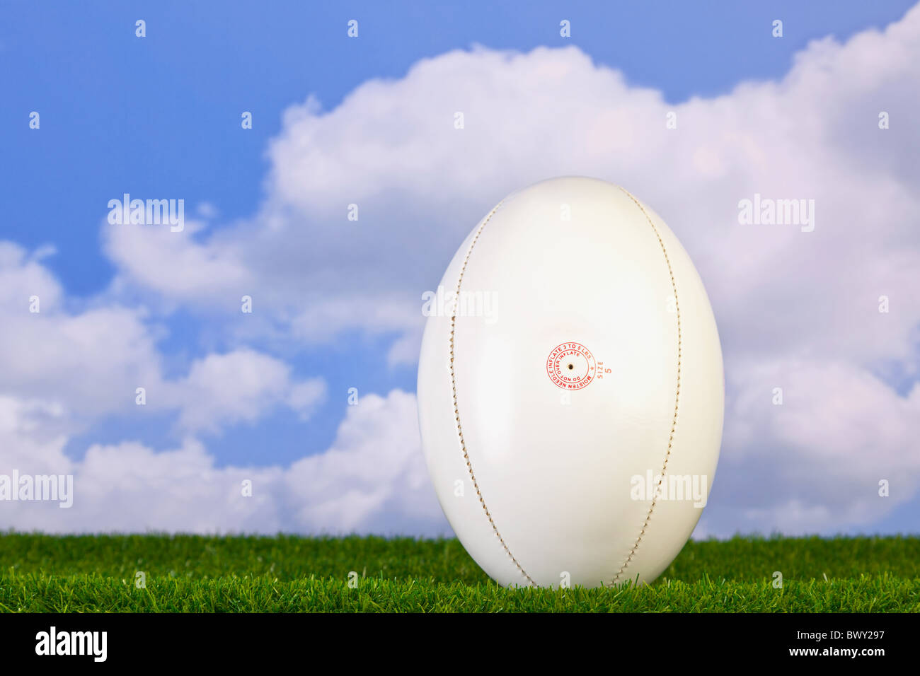 Foto von einem Rugby-Ball t-shirt up auf dem Rasen mit Himmelshintergrund. Stockfoto