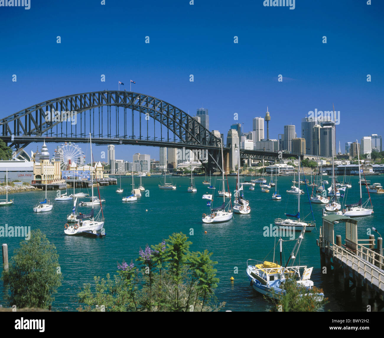 Bay Australien Harbour Brücke Segel Boote Skyline von Sydney Stockfoto