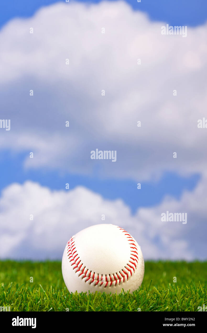 Foto eines Baseballs auf Rasen mit Himmelshintergrund. Stockfoto