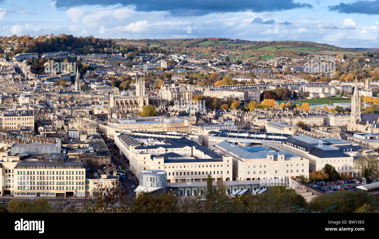 Herbst-Blick über die historische Stadt Bath, Somerset, England zeigt Straßen, Häuser, Geschäfte, Hotels, Kloster und Kirchen Stockfoto