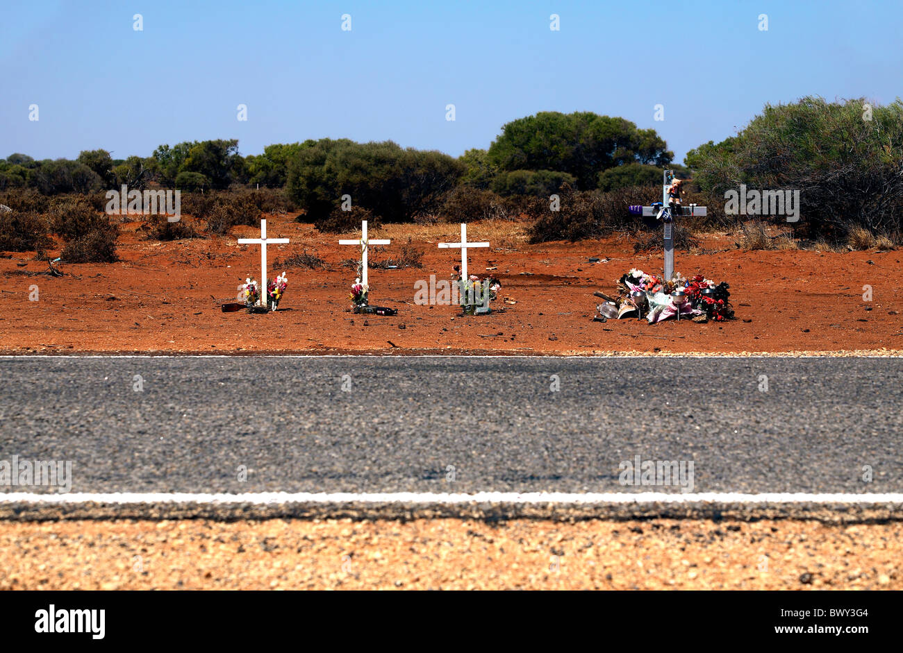Australische Outback am Straßenrand Memorial Schreine, Nord-West-Australien Stockfoto