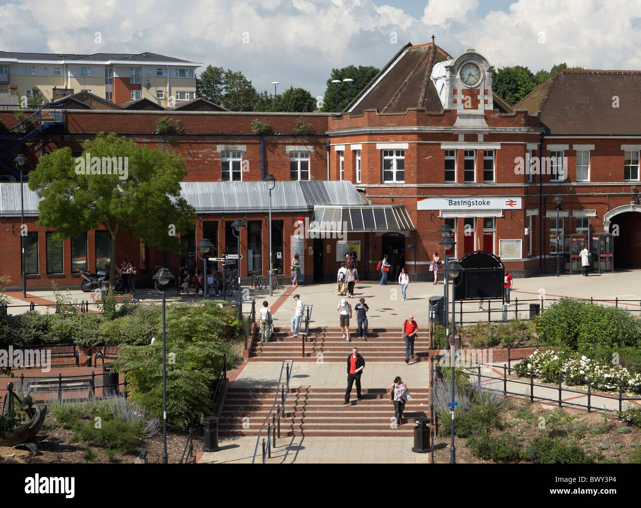 Basingstoke Bahnhof Front mit Menschen im Vordergrund Stockfoto