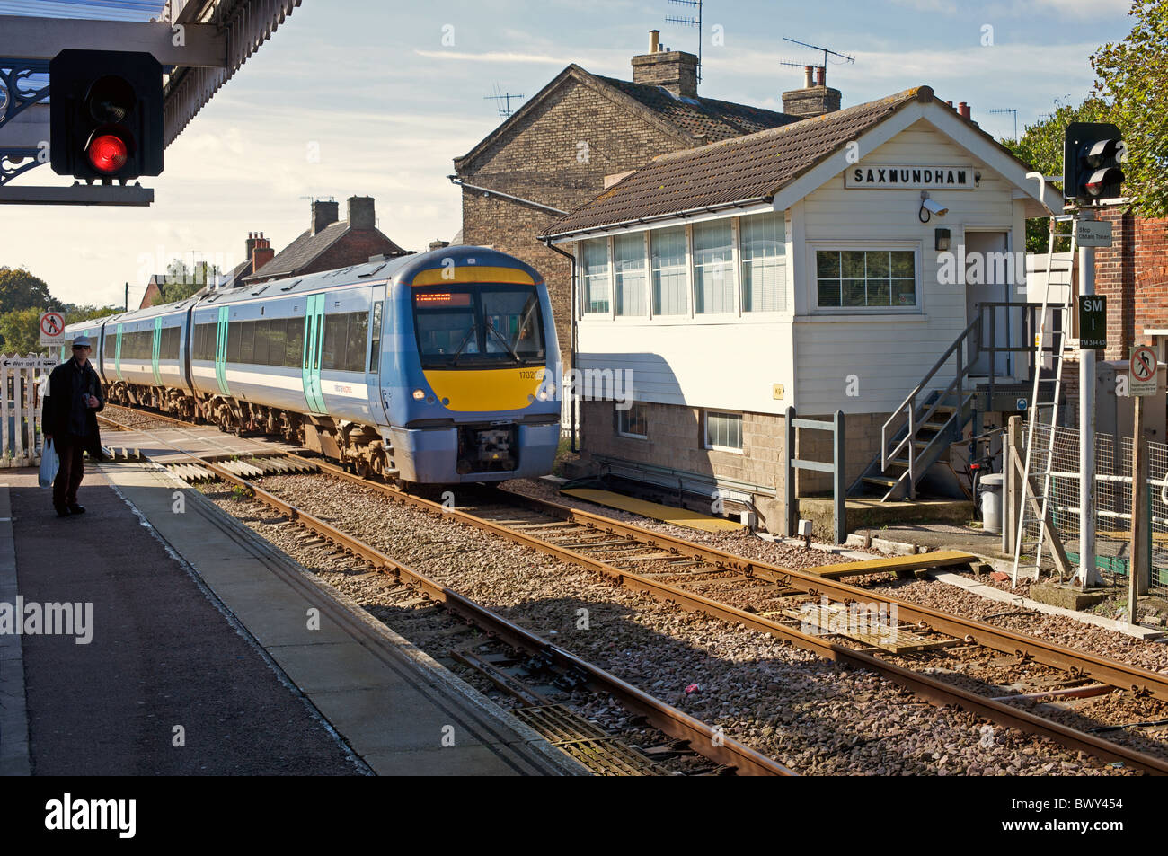 Lokalen Zugservice ziehen in Saxmundham auf die Nebenstrecke East Suffolk, England. Stockfoto