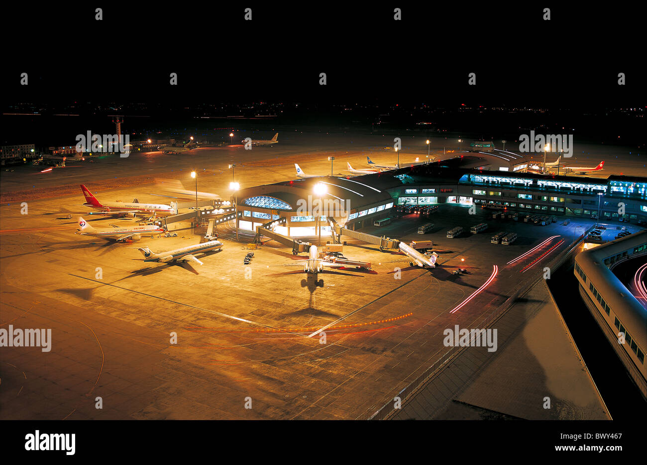 Beijing Capital International Airport in der Nacht, Peking, China Stockfoto