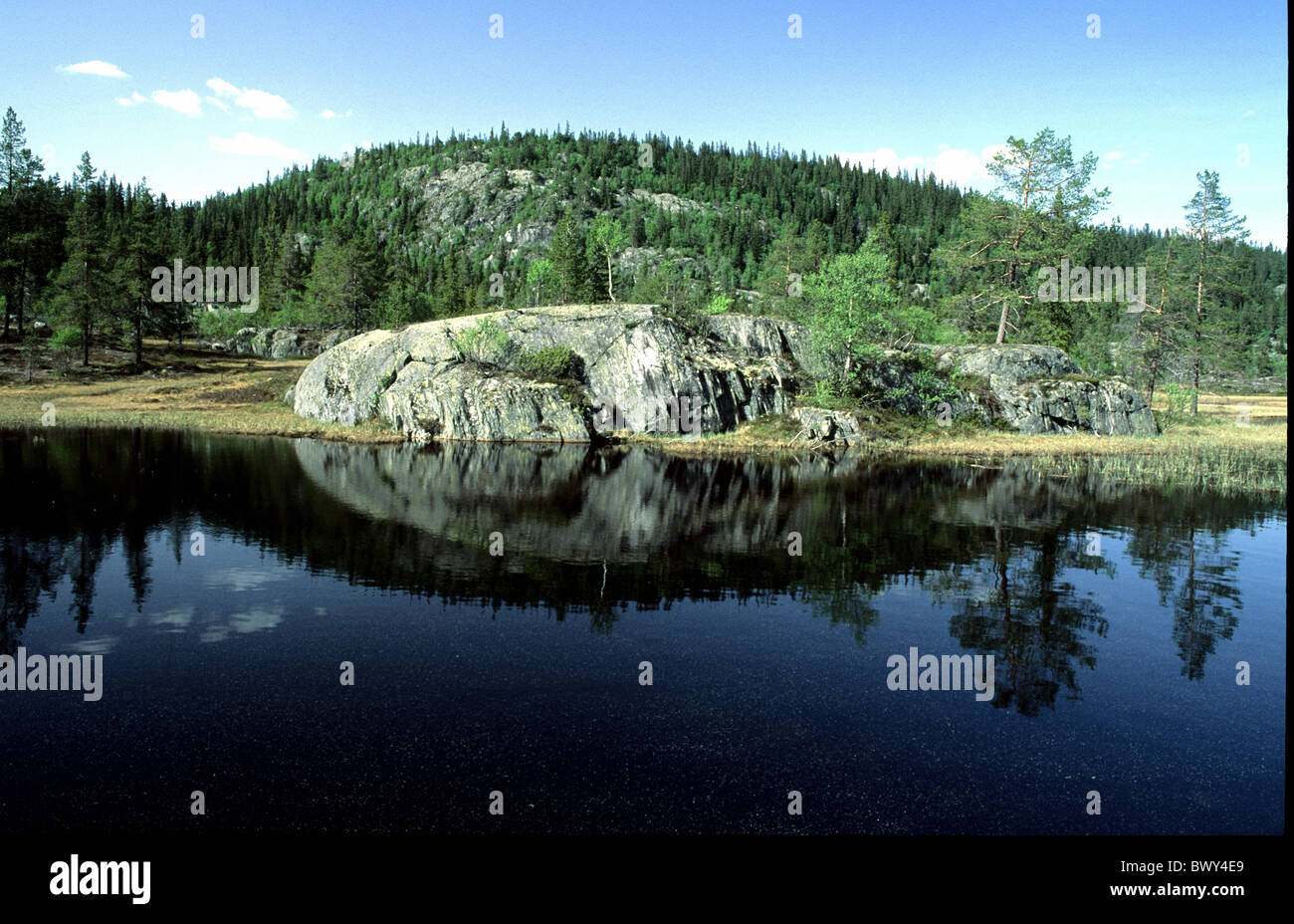 in der Nähe von Amot Rock Cliff Körper Wasser Landschaft Norwegen Europa Reflexion Telemark Stockfoto