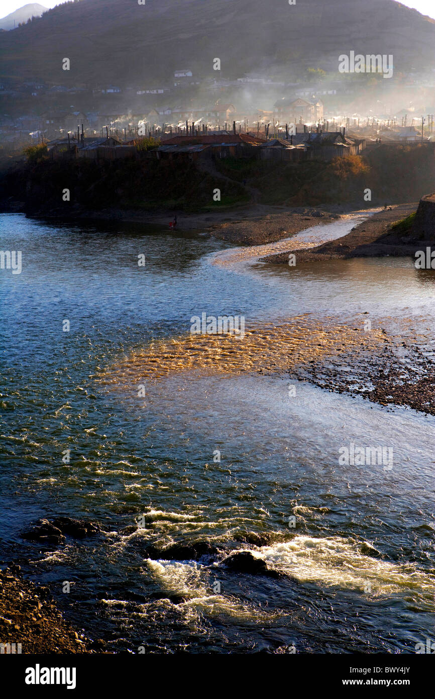 Blick vom chinesischen Grenze zu Nordkorea, Dandong, Provinz Liaoning, China Stockfoto