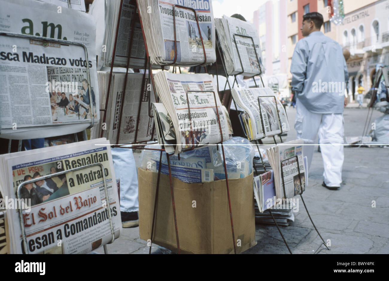 Guanajuato Mexiko Mann kein Modell Version Presse Saftpresse Zeitungskiosk box Stockfoto