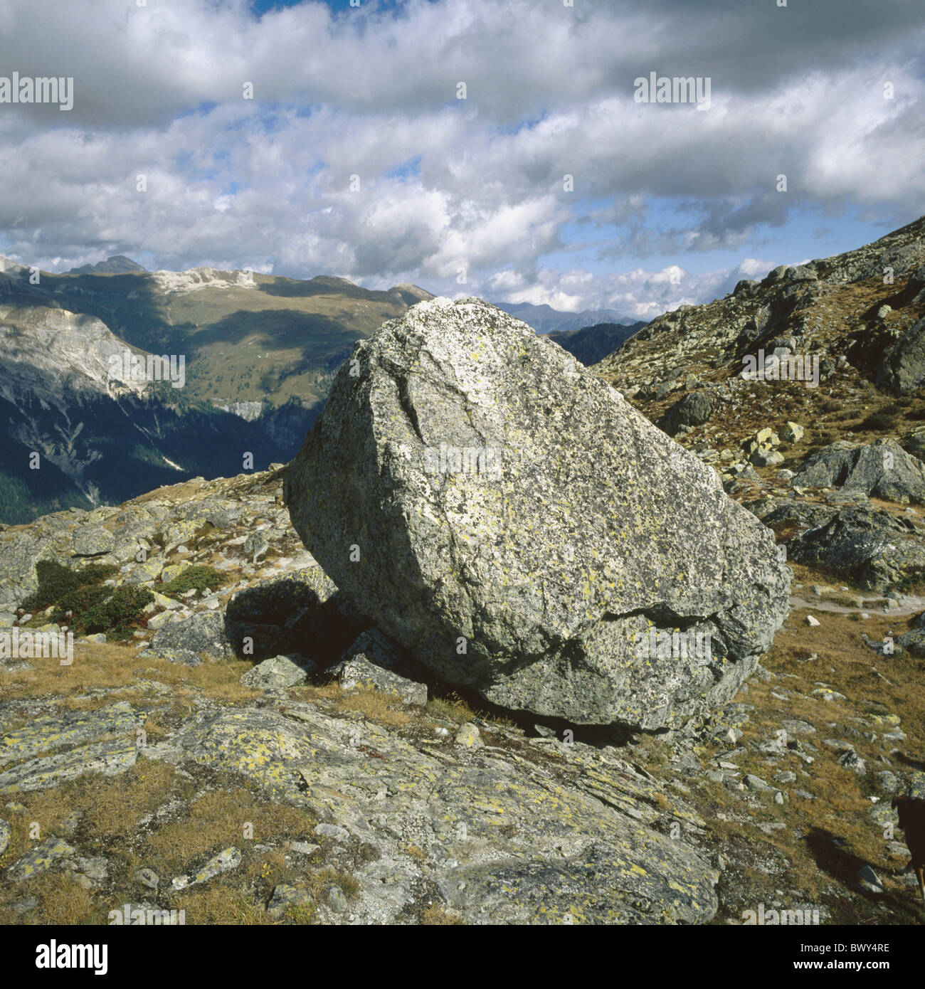 Klippe Findling Findling Graubünden Graubünden Landschaft Mittag Horn Schweiz Europa Splügen Tal ov Stockfoto